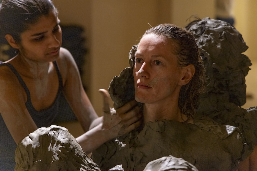 La ceramica performativa di Florence Peake
