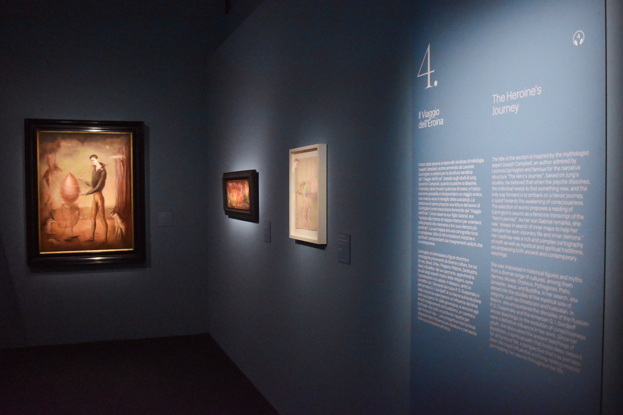 Allestimento della mostra di Leonora Carrington a Milano, tra pittura e spazio espositivo