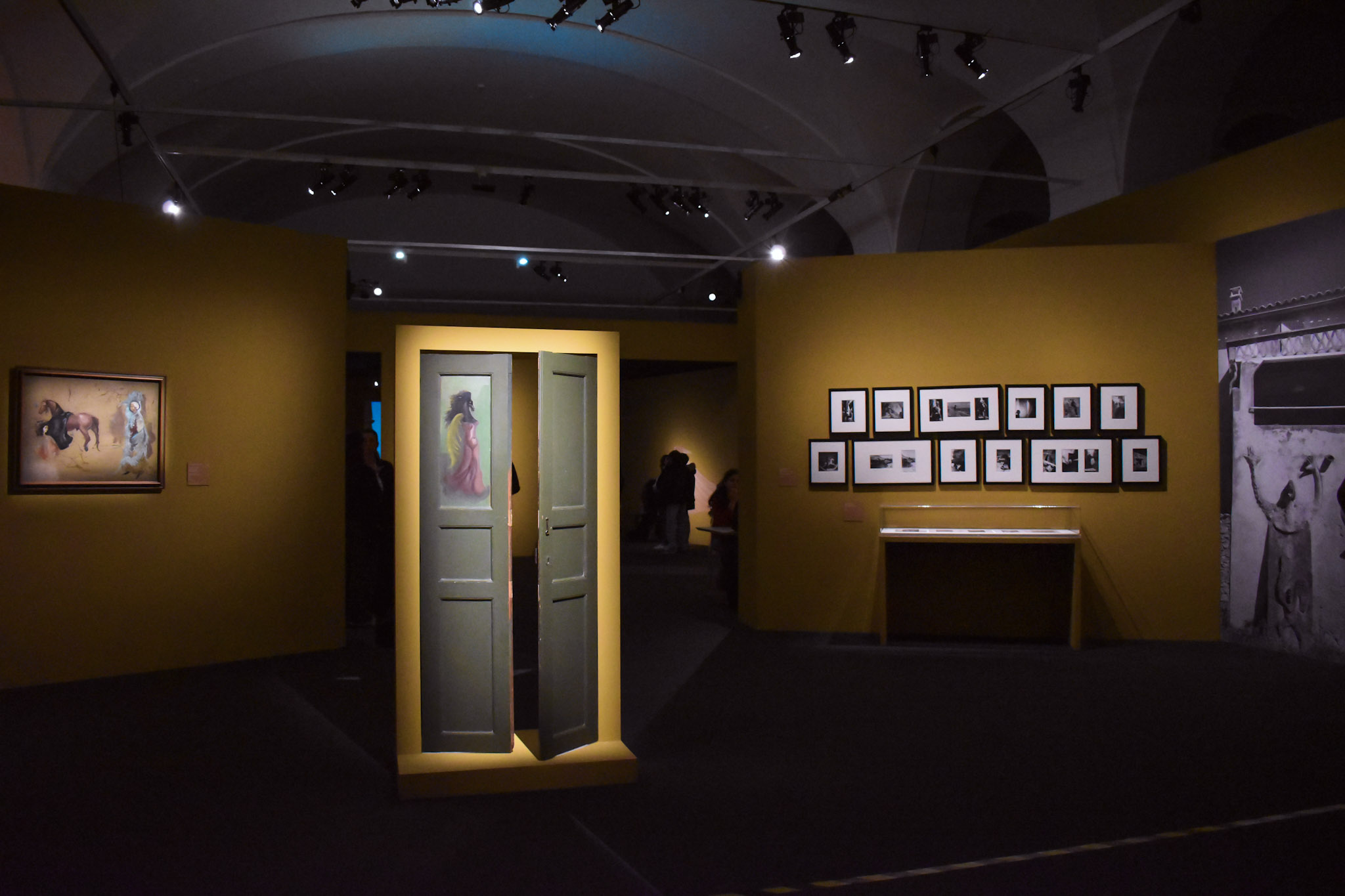 Dettaglio delle opere esposte nella retrospettiva di Leonora Carrington a Milano