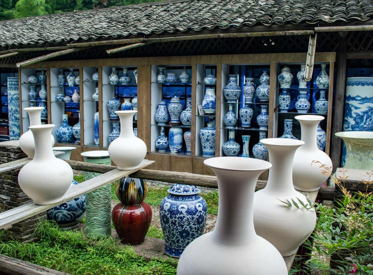 Porcellane contemporanee esposte accanto a ceramiche tradizionali blu e bianche