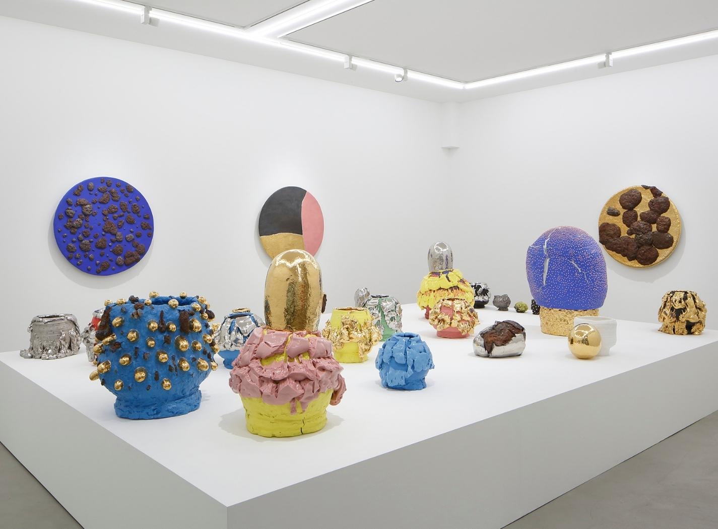 Installazione ceramica di Takuro Kuwata con forme instabili e smalti sperimentali