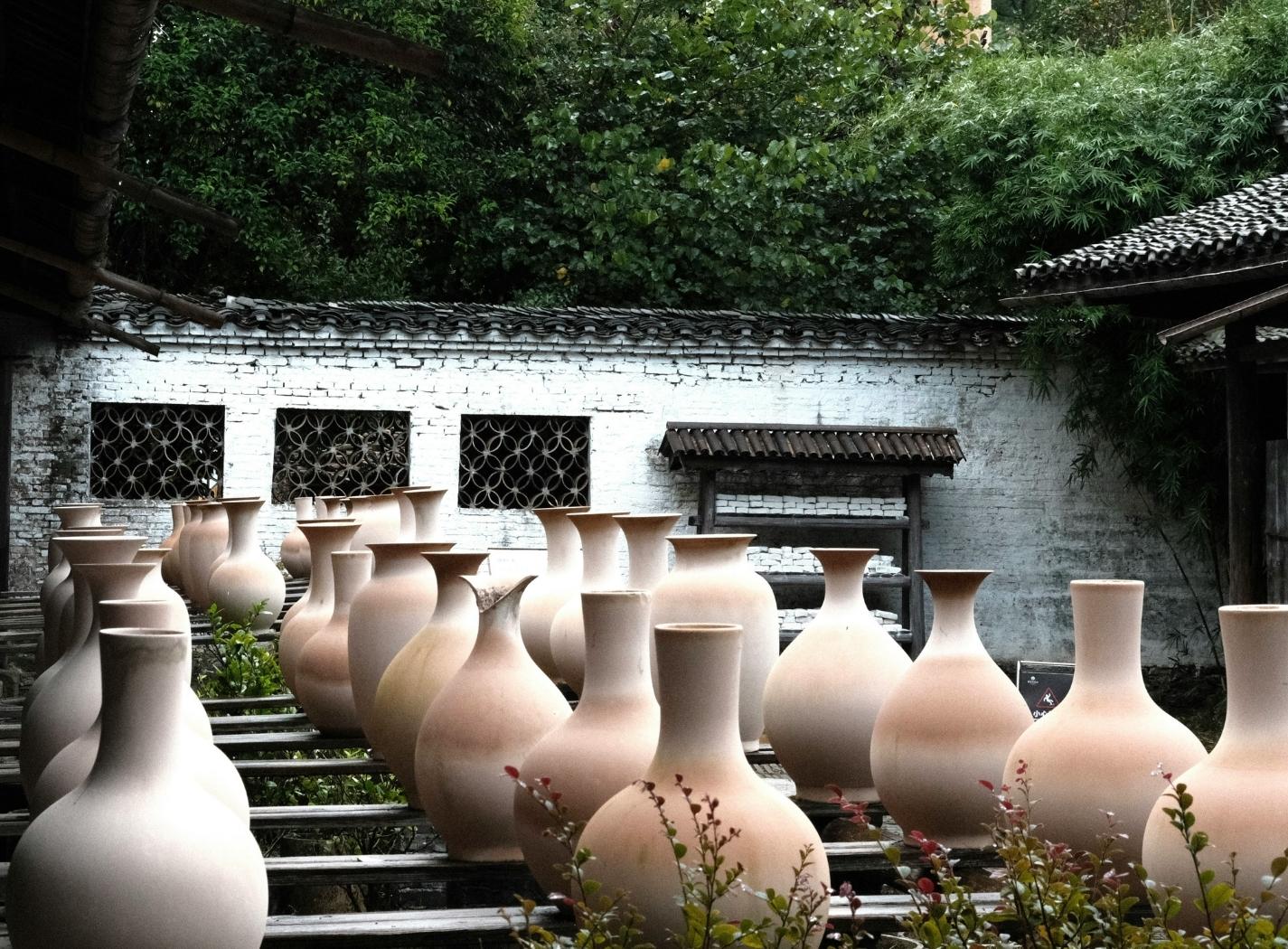 Vasi in porcellana lasciati ad asciugare all’aperto nei laboratori di Jingdezhen
