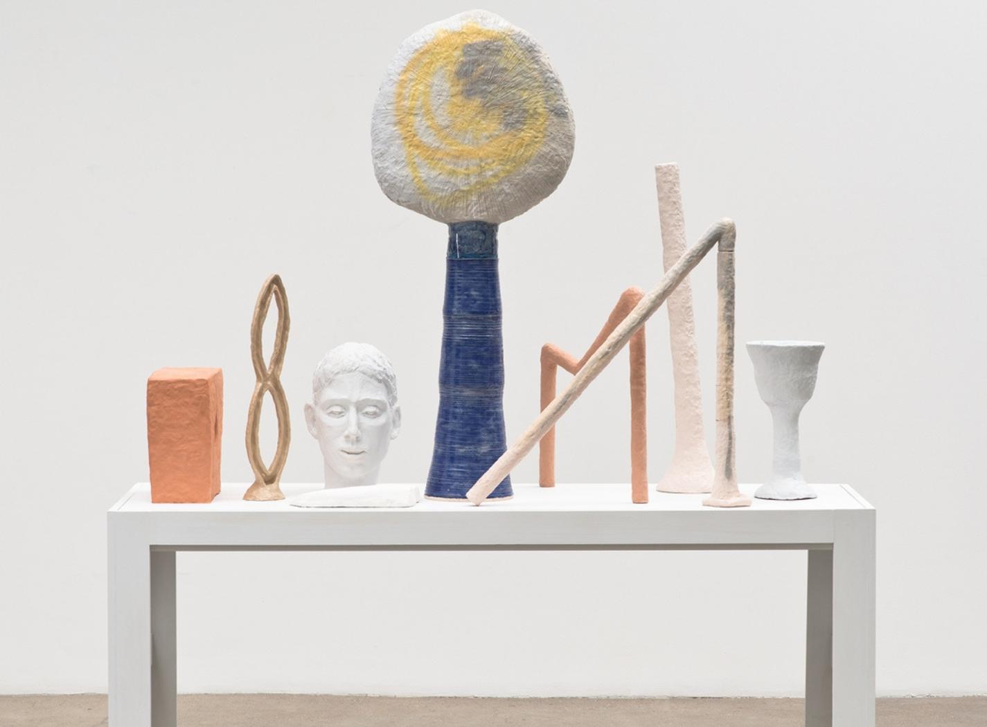 Composizione di sculture ceramiche di Rubi Nery tra figura, oggetto e astrazione