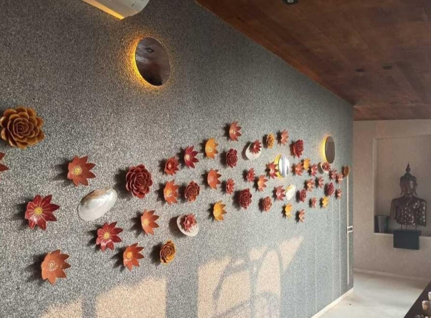installazione ceramica materica applicata alla parete