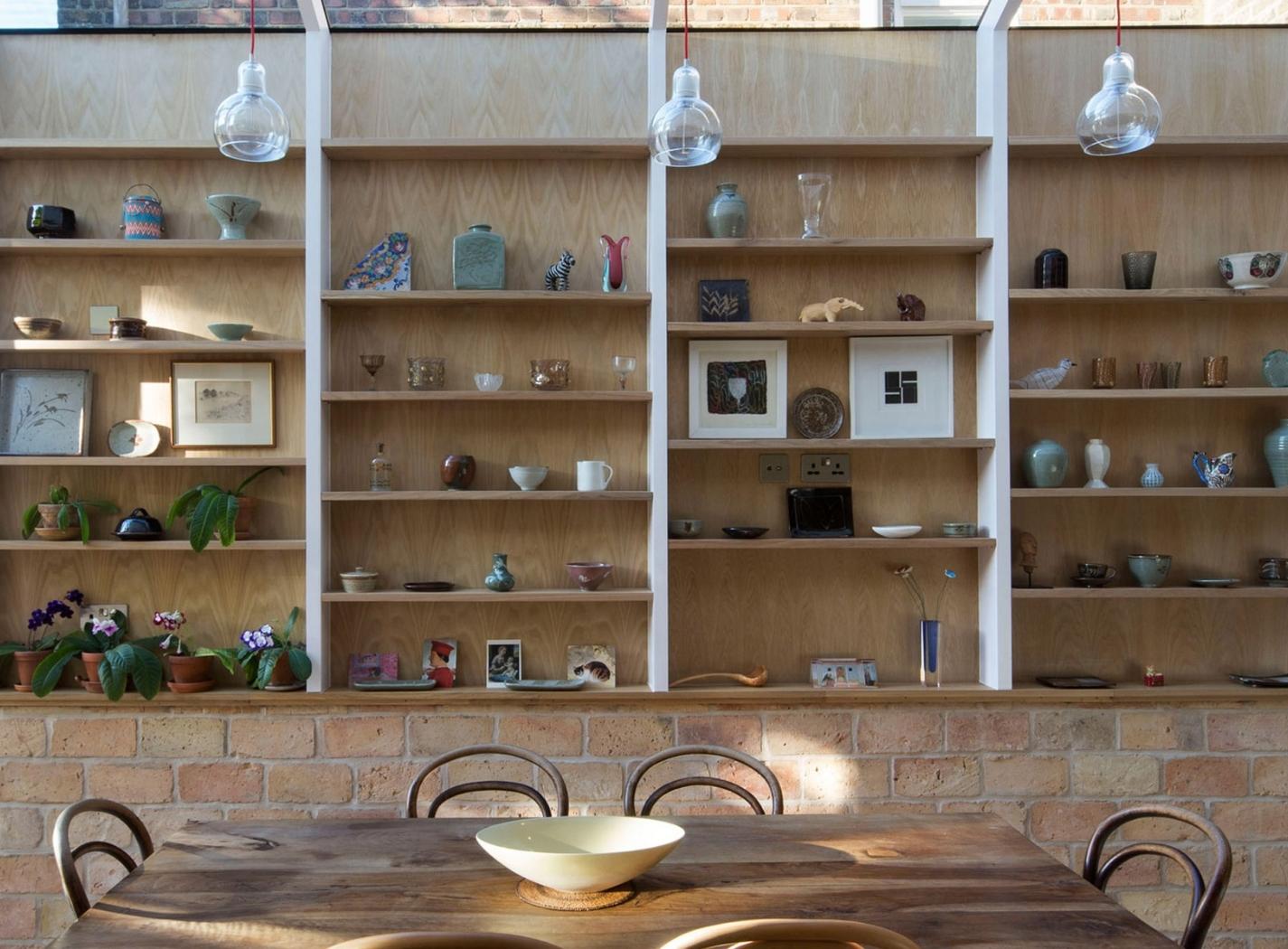 interni contemporanei con ceramiche decorative e oggetti di design