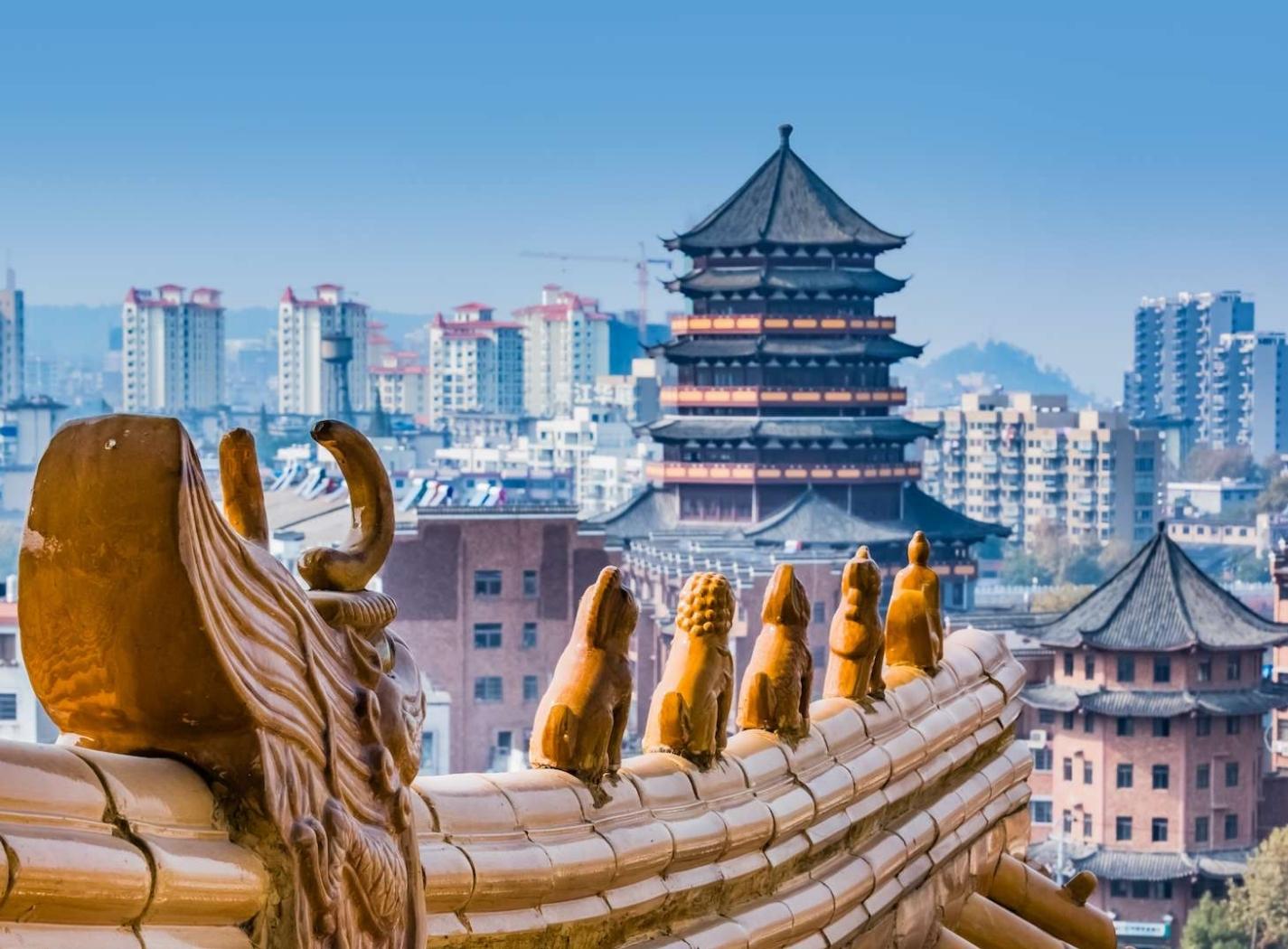 Vista urbana di Jingdezhen con elementi architettonici legati alla tradizione ceramica
