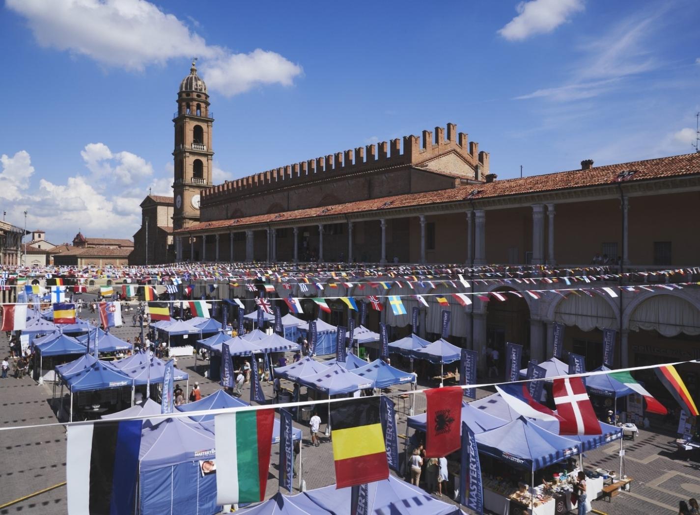 Allestimento di Argillà in Piazza del Popolo a Faenza