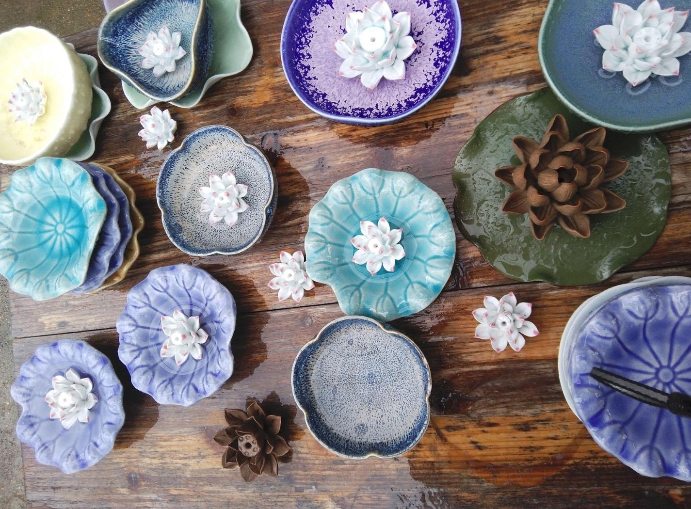 Porcellane contemporanee esposte accanto a ceramiche tradizionali blu e bianche