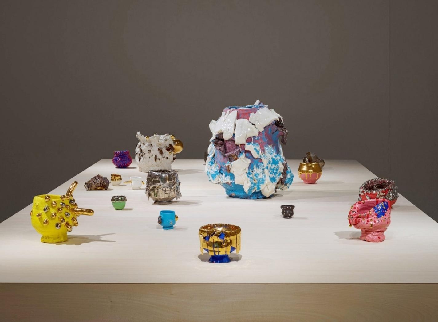 Superficie ceramica di Takuro Kuwata con smalti metallici e texture irregolari