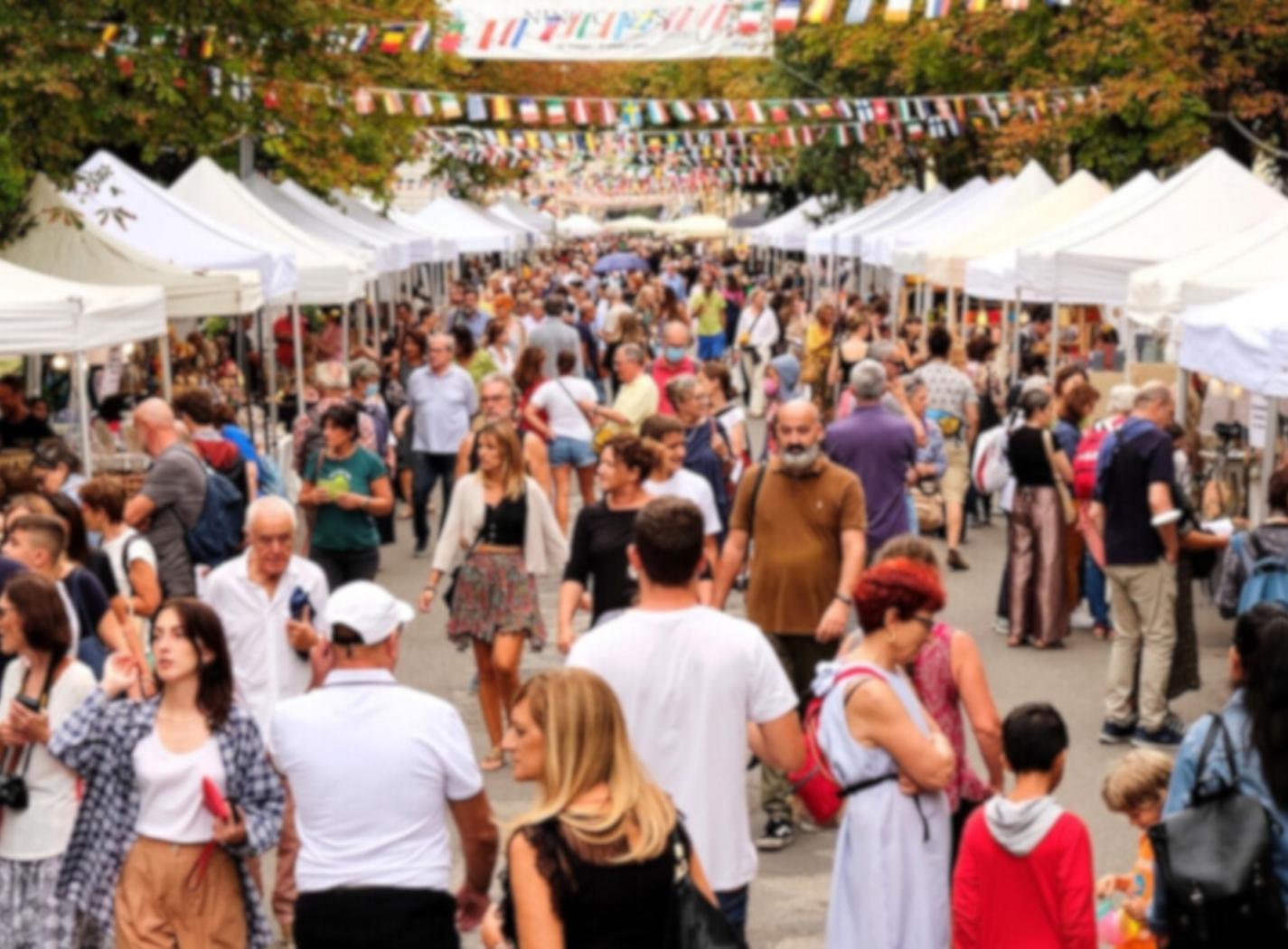 Visitatori tra gli stand di Argillà nelle strade di Faenza