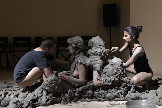 Florence Peake e la ceramica performativa