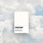 Pantone Cloud Dancer 2026, tonalità di bianco etereo ispirata alla leggerezza delle nuvole