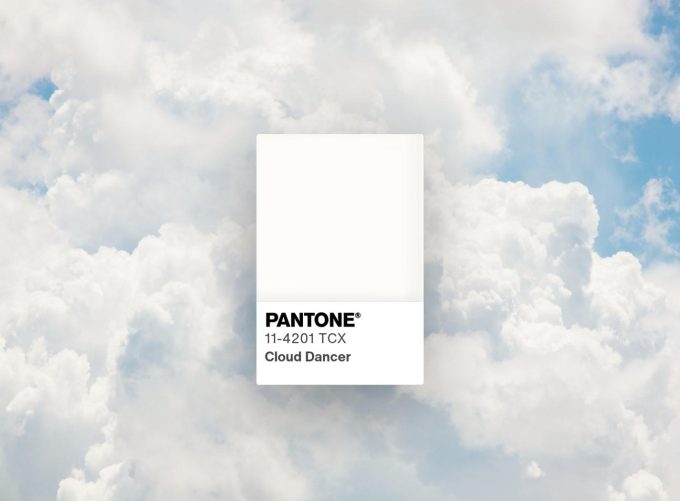 Pantone Cloud Dancer 2026, tonalità di bianco etereo ispirata alla leggerezza delle nuvole