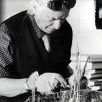 Jacques Couëlle al lavoro su una struttura sperimentale, tra architettura, scultura e ricerca materica