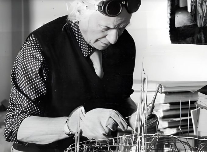 Jacques Couëlle al lavoro su una struttura sperimentale, tra architettura, scultura e ricerca materica