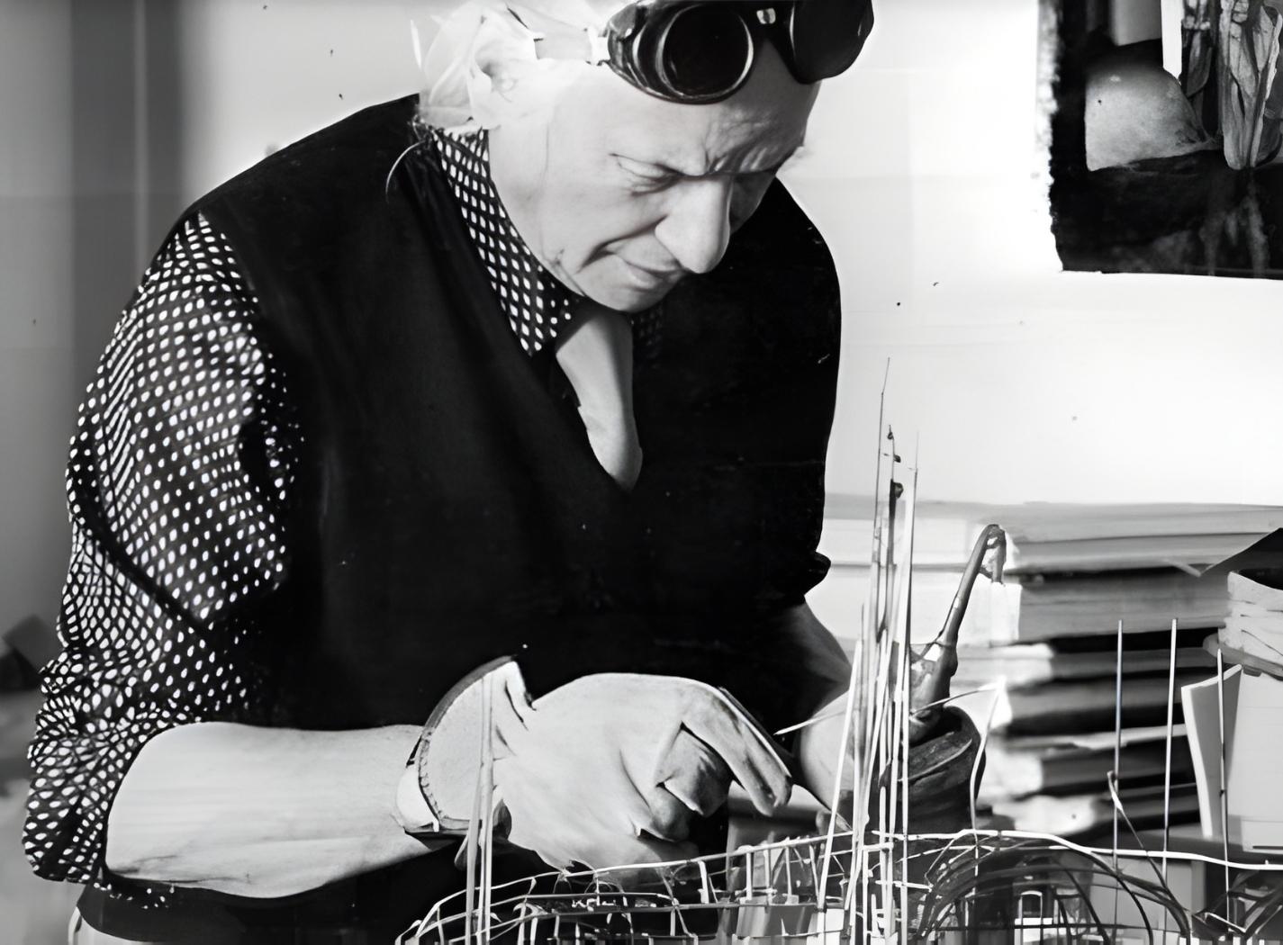 Jacques Couëlle al lavoro su una struttura sperimentale, tra architettura, scultura e ricerca materica