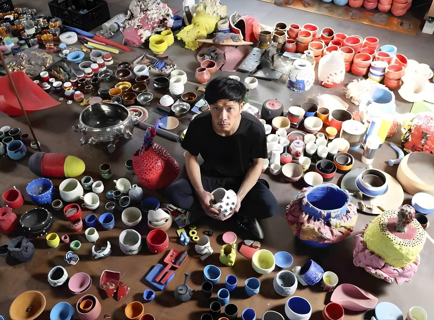 Takuro Kuwata nel suo studio circondato da opere ceramiche