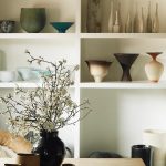 vasi e oggetti in ceramica esposti su scaffali come oggetti di design