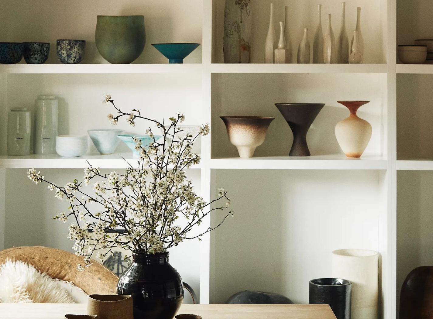 vasi e oggetti in ceramica esposti su scaffali come oggetti di design
