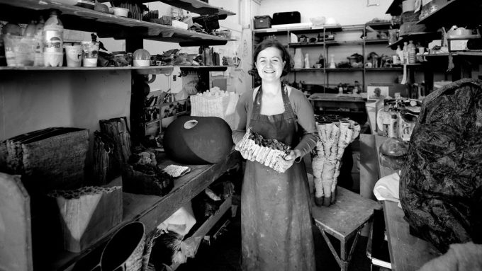 Aneta Regel e la forza primitiva della ceramica naturale