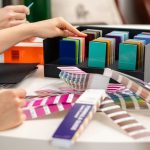 Design Box Color Forecasting di Chimar con campioni di plastica colorata e palette cromatiche