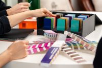Design Box Color Forecasting di Chimar con campioni di plastica colorata e palette cromatiche
