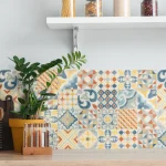 Cucina luminosa con piastrelle decorative colorate, piano in legno, piante e contenitori per alimenti